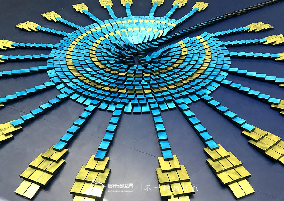 美侖美奐多米諾骨牌秀開場，金鷹女神華麗登場